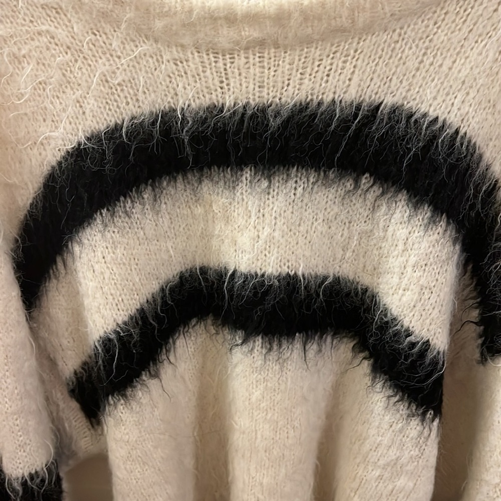 H&M sweater extra small really soft very comfortable - Picture 5 of 8